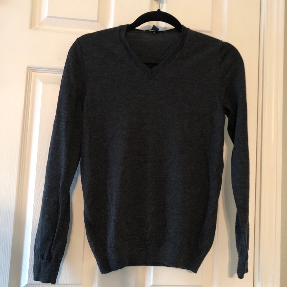 Men’s charcoal sweater